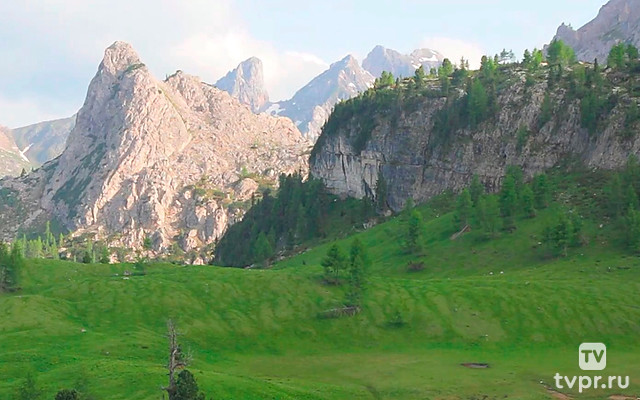 Доломитовые Альпы горы в облаках Италия