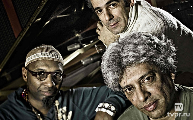 Паоло Фресу, Омар Соса, Трилок Гурту Трио в музыкальном комплексе Seine Musicale