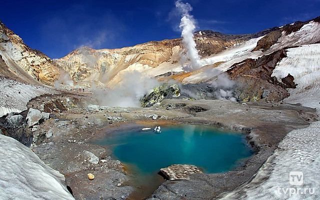 В кратере вулкана Мутновский