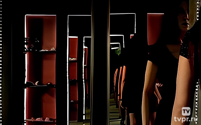 За зеркалом