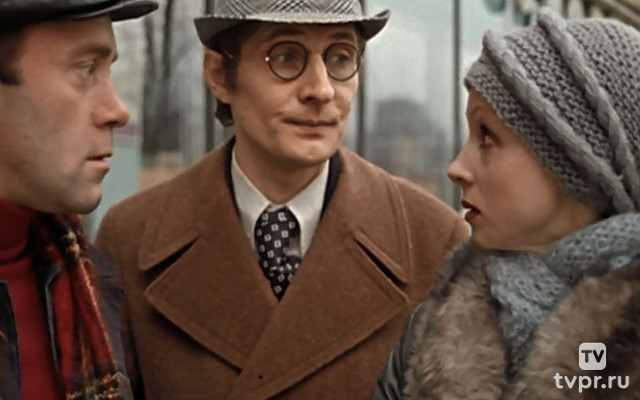 По улицам комод водили