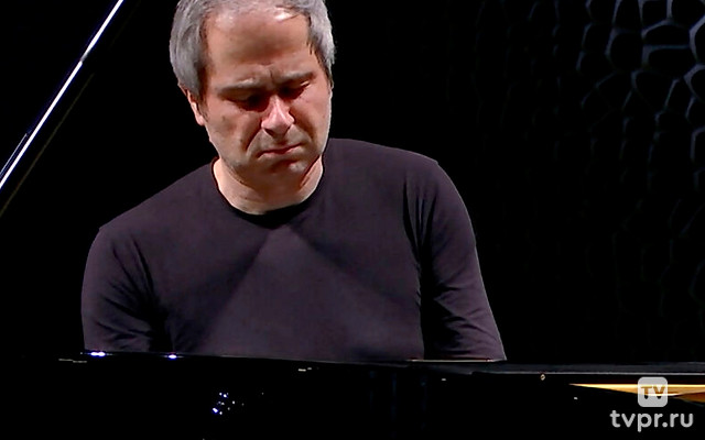 Петр Андершевский играет Баха
