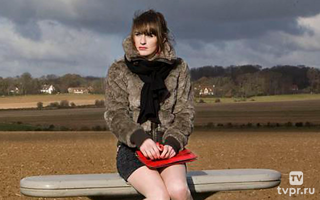 Девушка и цыплёнок