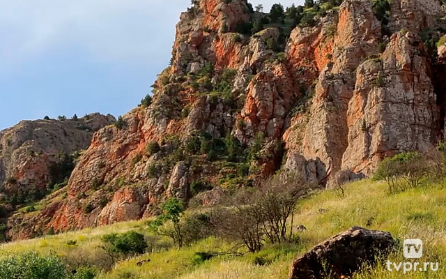 У монастыря Нораванк