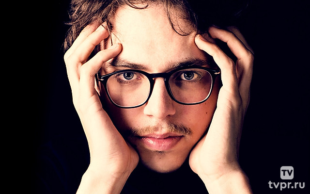 Люка Дебарг исполняет Форе, Равеля, Дельпласа и Дебарга