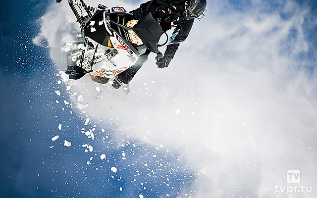 Прыжки на снегоходе