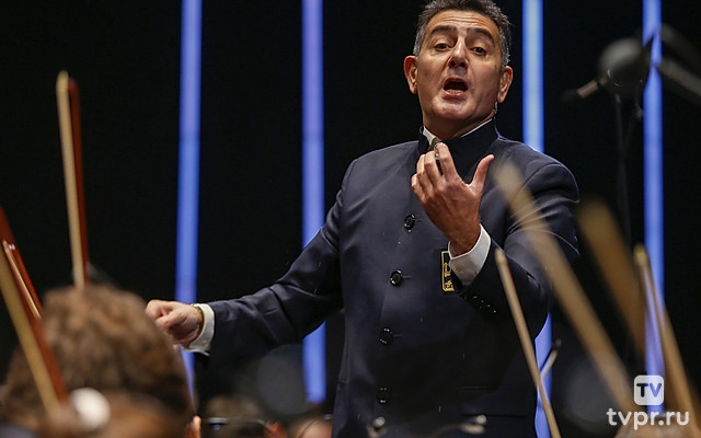 Ереванский молодежный симфонический оркестр, Эдуард Топчян: Чайковский