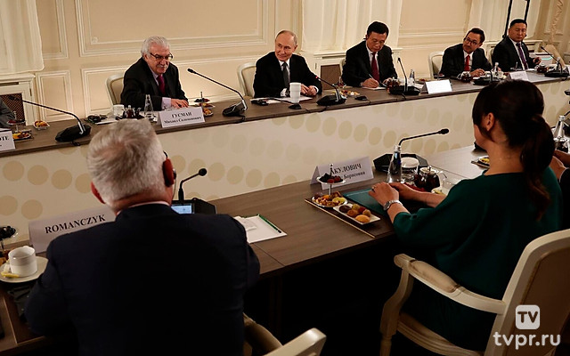 Встреча Владимира Путина с с руководителями международных информагентств. Трансляция из Санкт-Петербурга