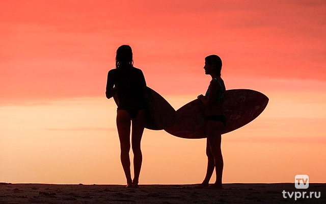 Девушка на скимборде