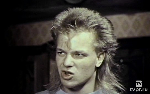 Она с метлой, он в чёрной шляпе