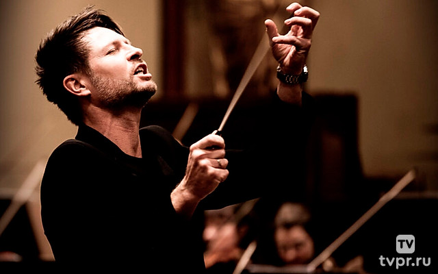 Варшавский филармонический оркестр, Кшиштоф Урбанский: Моцарт, Гурецкий