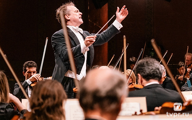 Оркестр Романской Швейцарии, Мартин Фрёст, Джонатан Нотт: Моцарт, Брукнер