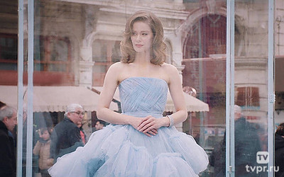 Девушка за стеклом