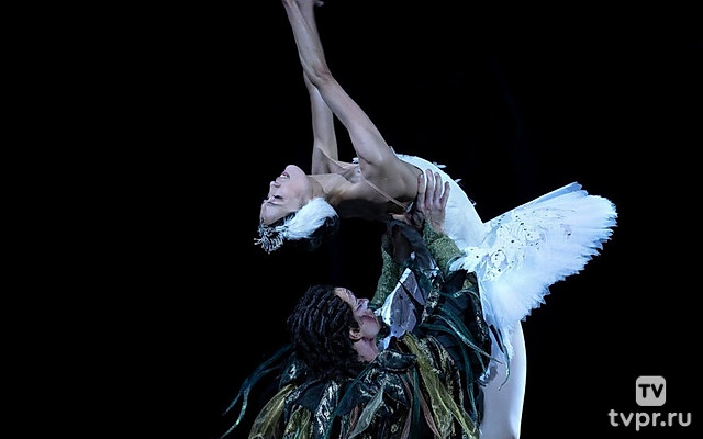 Английский национальный балет — «Лебединое озеро» на сцене-арене