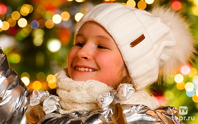 Бьют часы на Спасской башне