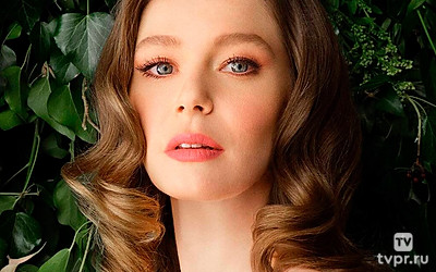 Девушка за стеклом