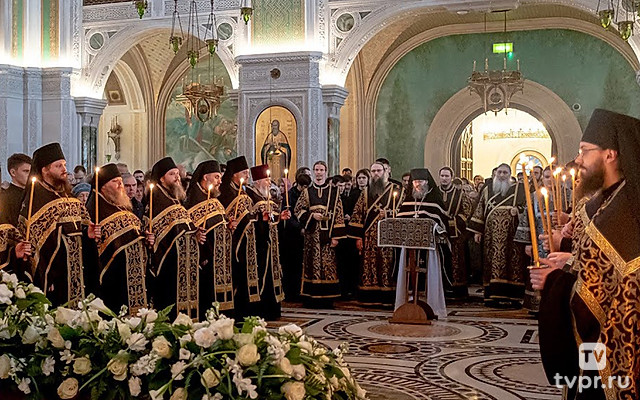 Вечерня с выносом Плащаницы