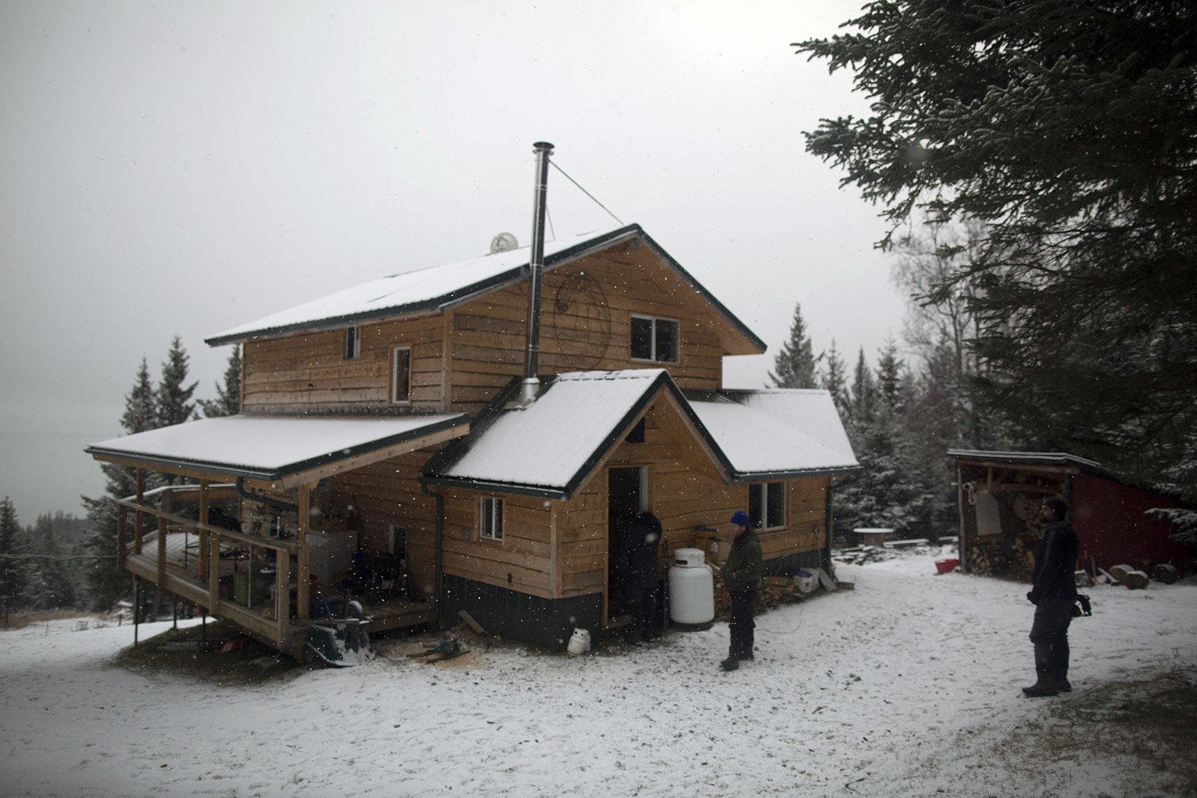 Аляска последние. Дом на Аляске. Русские постройки на Аляске. Стройка на Аляске. Аляска последний рубеж.