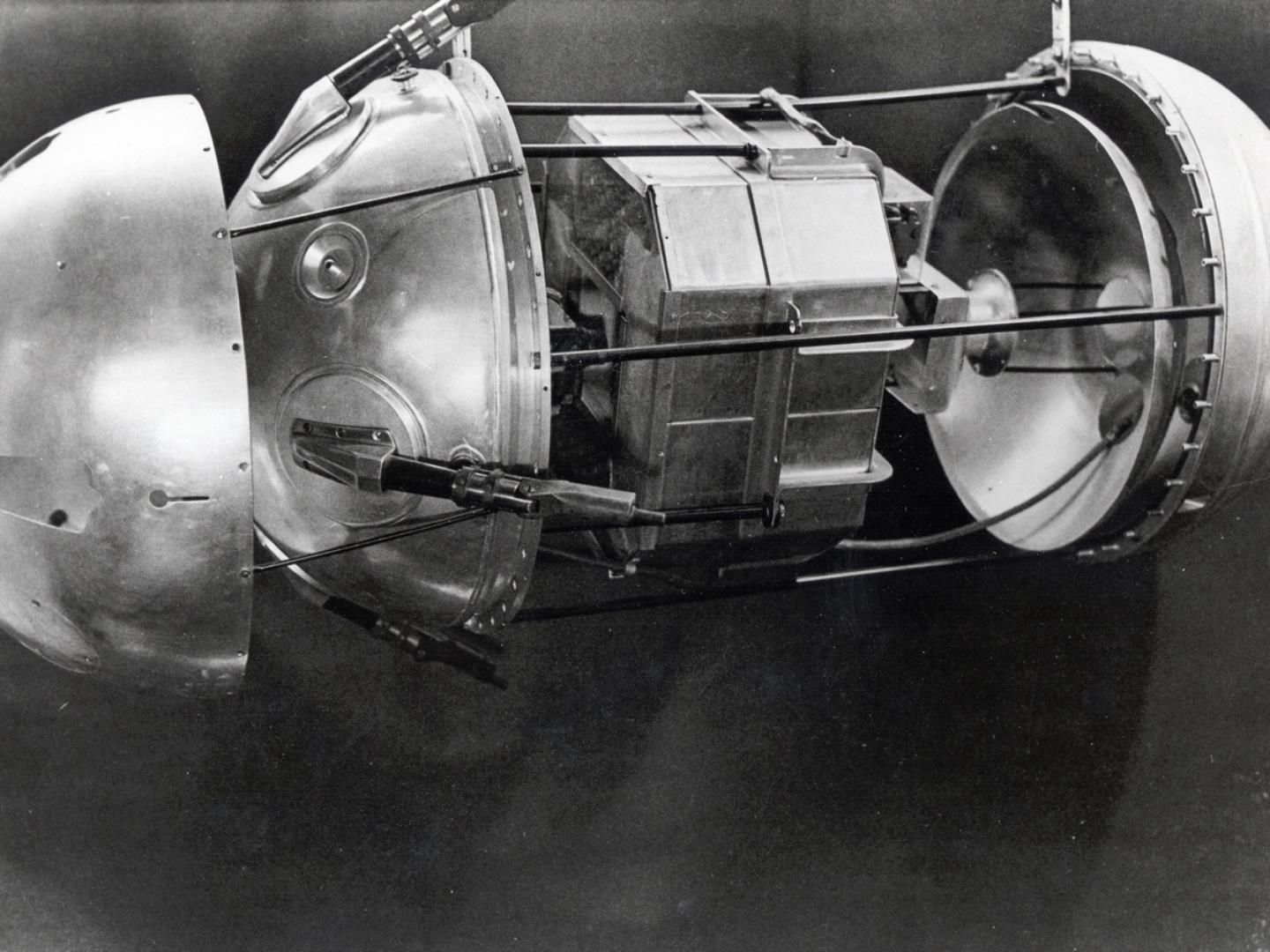Запущен первый искусственный Спутник земли Спутник-1. (СССР).