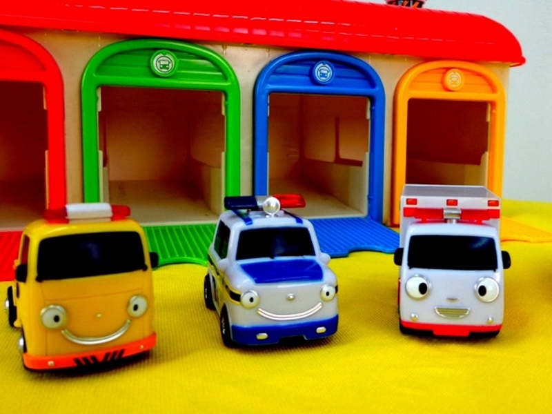 Машины помощники 4. Машинки-помощники. Машинки помощники для мальчиков игрушки. Машинки помощники полиция. Автовоз машины помощники игрушки.