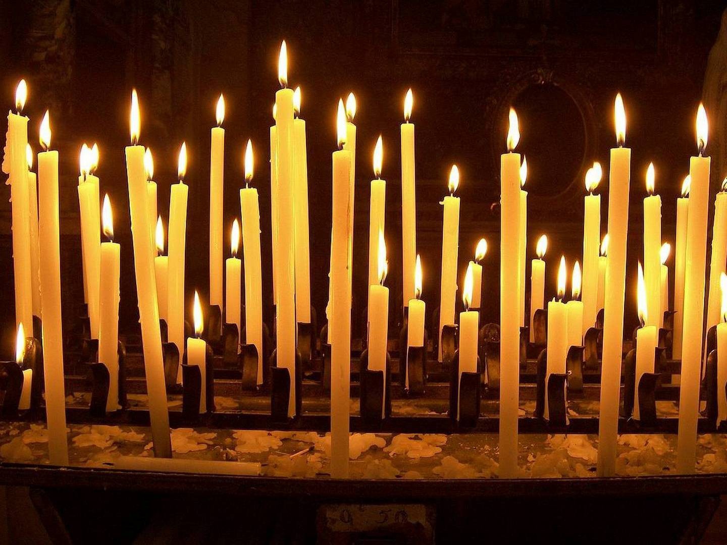Почему ставят свечки. Свечи в церкви. Горящие свечи в храме. Много свечей. Горящая церковная свеча.