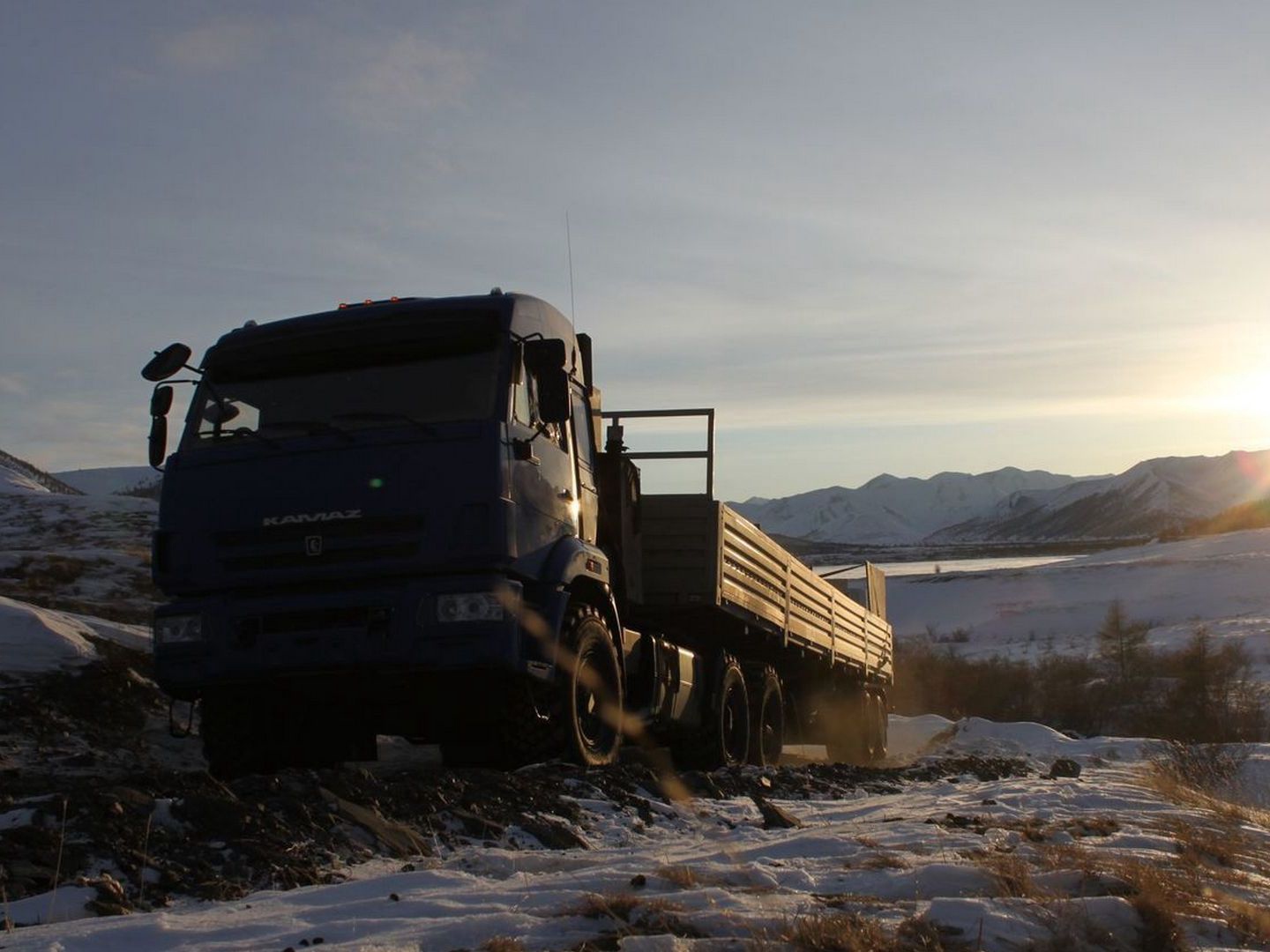 Дороги севера самый. Колымская трасса КАМАЗ. КАМАЗ 5410 Колымская трасса. Якутск Магадан Дальнобой. КАМАЗ по трассе 200.