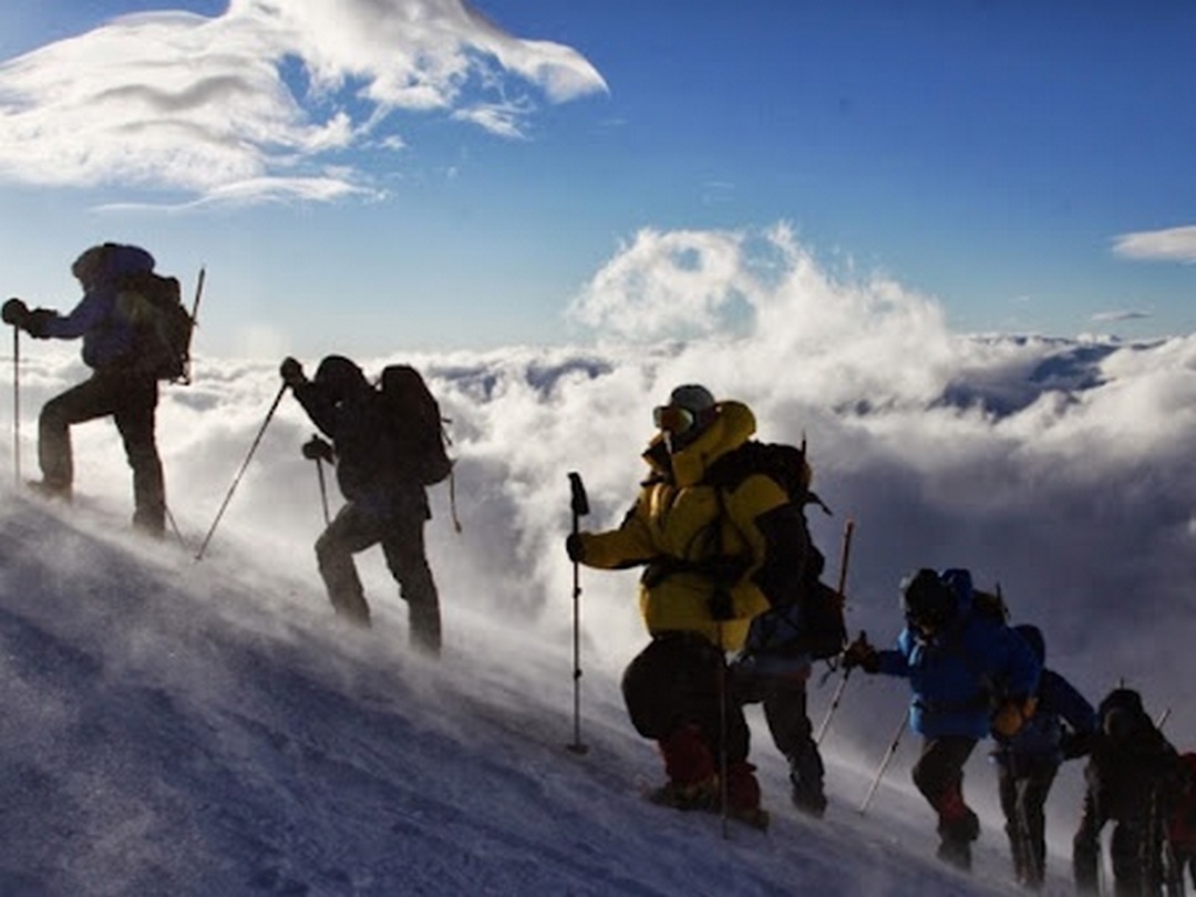 Экспедиция на Эльбрус. Игра-соревнование «восхождение на гору». Группа туристов.