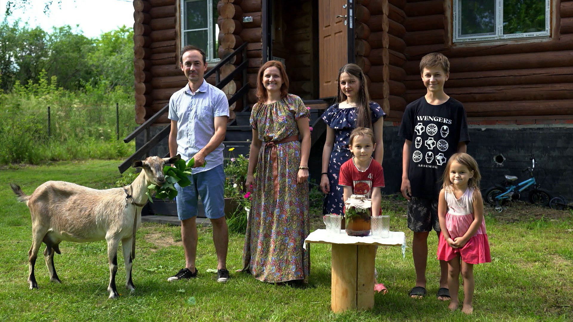 Дачные участники. Семья на даче. Четыре дачи ведущий. Ведущий программы четыре дачи. Четыре дачи пятница.