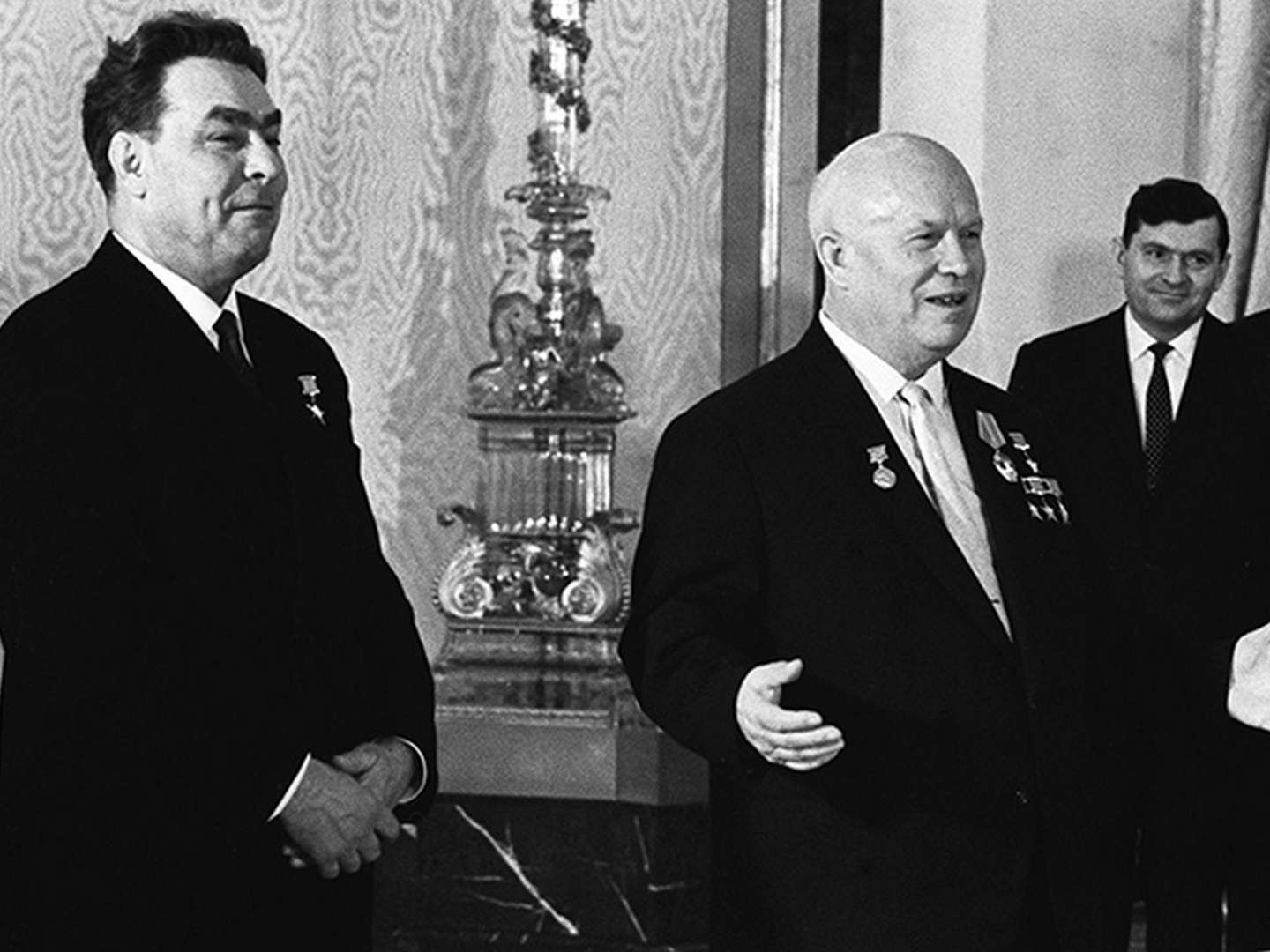 Брежнев 1 секретарь. Хрущев и Брежнев 1964.